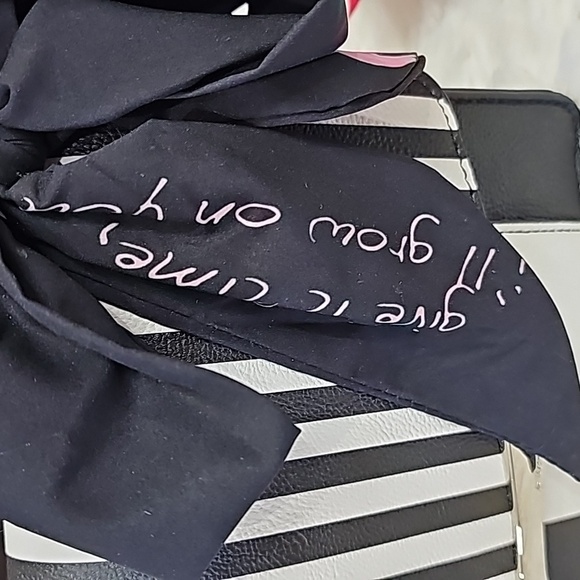 BETSEY JOHNSON RARE BLACK/WHITE STRIPPED w/ EMPOWERING SCARF TOP HANDEL - Picture 3 of 8